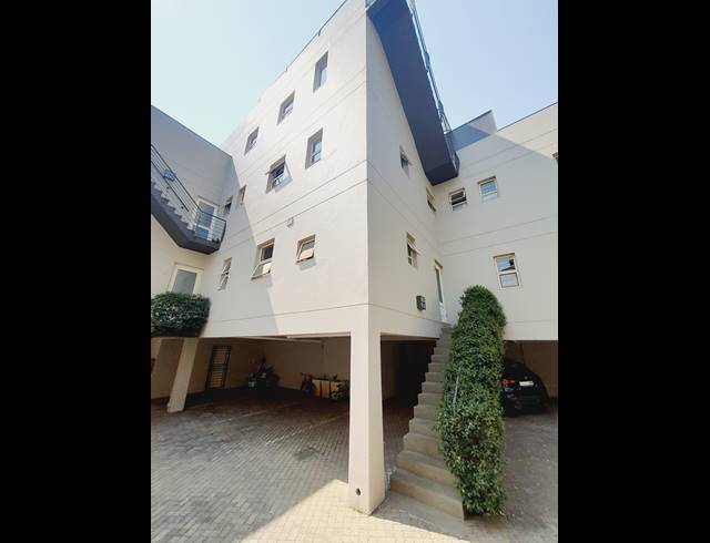 3 BEDROOM APARTMENT FOR SALE IN OAKLANDS
